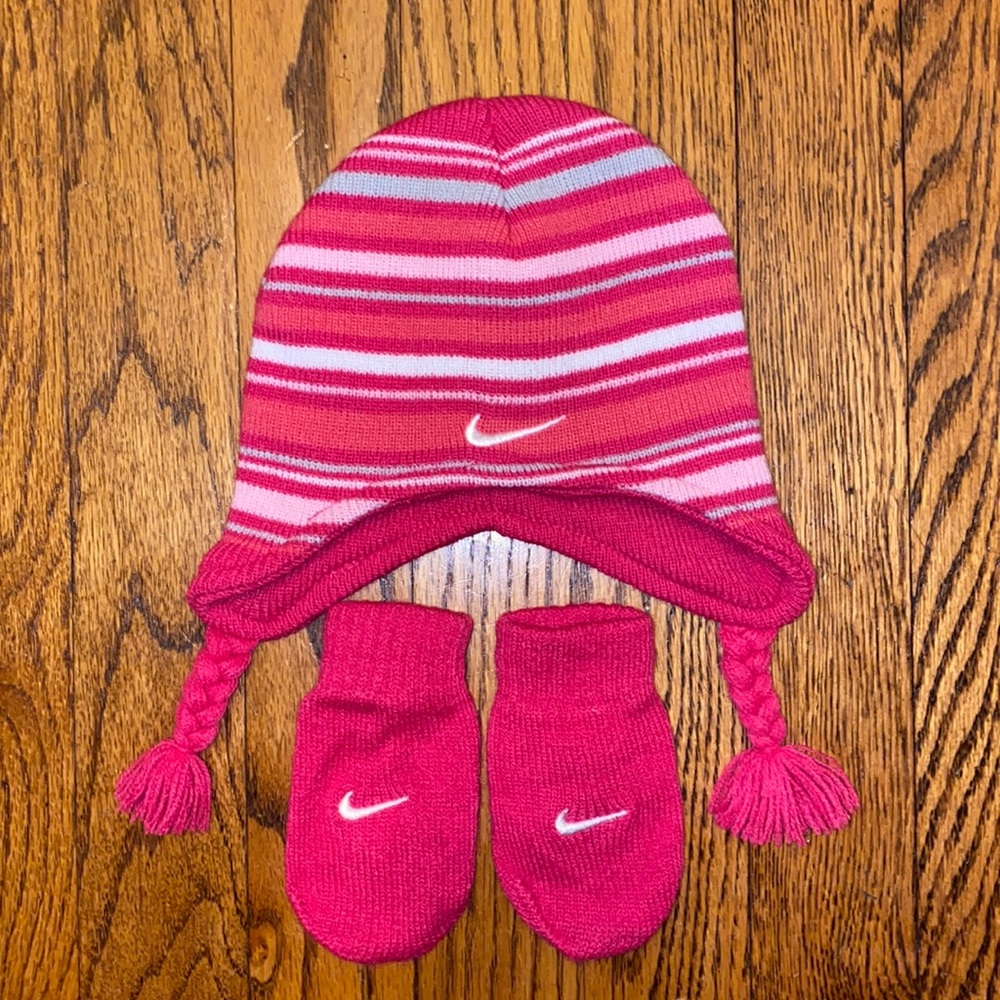 NWOT Nike hat and mitten set